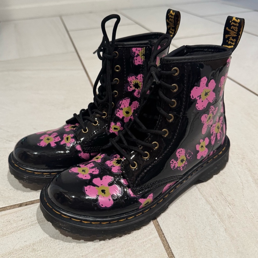 NWOT Dr. Martens Junior Size 4